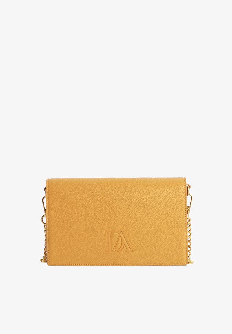 Bolso tipo clutch de cuero amarillo con textura, con el logo "IDA" en relieve y detalles de cadena dorada sobre un fondo blanco.