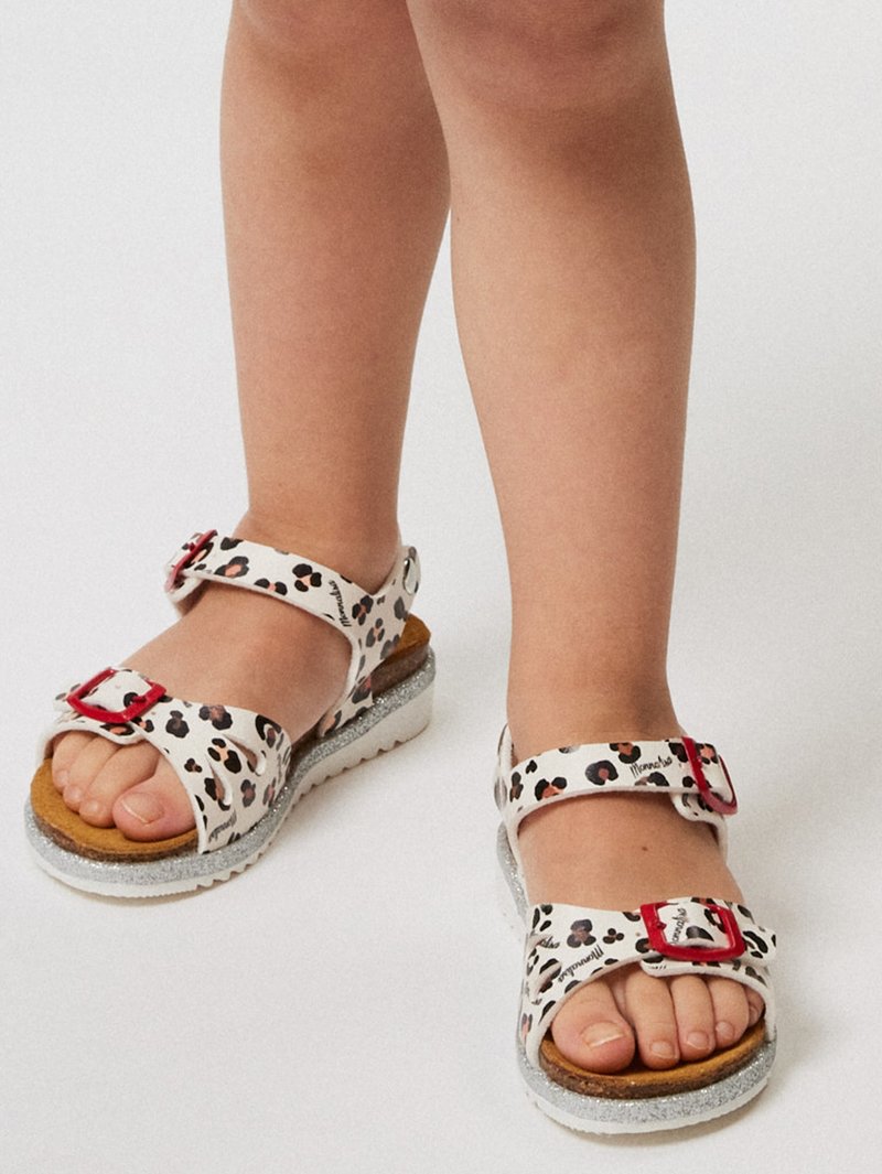 Sandaler med leopardmønster, to justerbare stropper, røde spenner og en sølvglitrende EVA-såle. Teksturert såle for komfort, åpen tå-design.