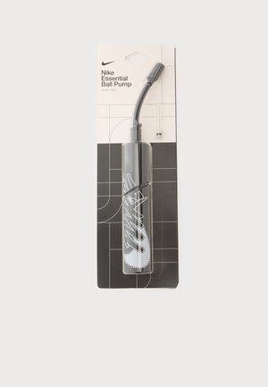 Pompe à ballon Nike Essential avec tuyau noir flexible attaché et aiguille d'inflation séparée, emballée sur une carte noire et blanche.