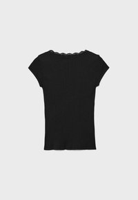 Čierny rebrovaný top s krátkym rukávom a čipkovou lemovkou pozdĺž okrúhleho výstrihu, zobrazený na svetlosivom pozadí.