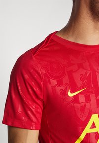 Nike Performance LIVERPOOL FC NIKE DF ACADEMY SHORT SLEEVES TOP K PRE-MATCH - Joukkuetuote - gym red/chrome yellow