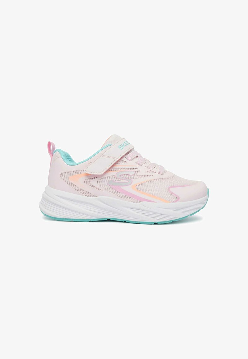 Baskets Skechers rose clair avec des accents pastel orange et rose, doublure intérieure turquoise, semelle blanche et fermeture par Velcro.