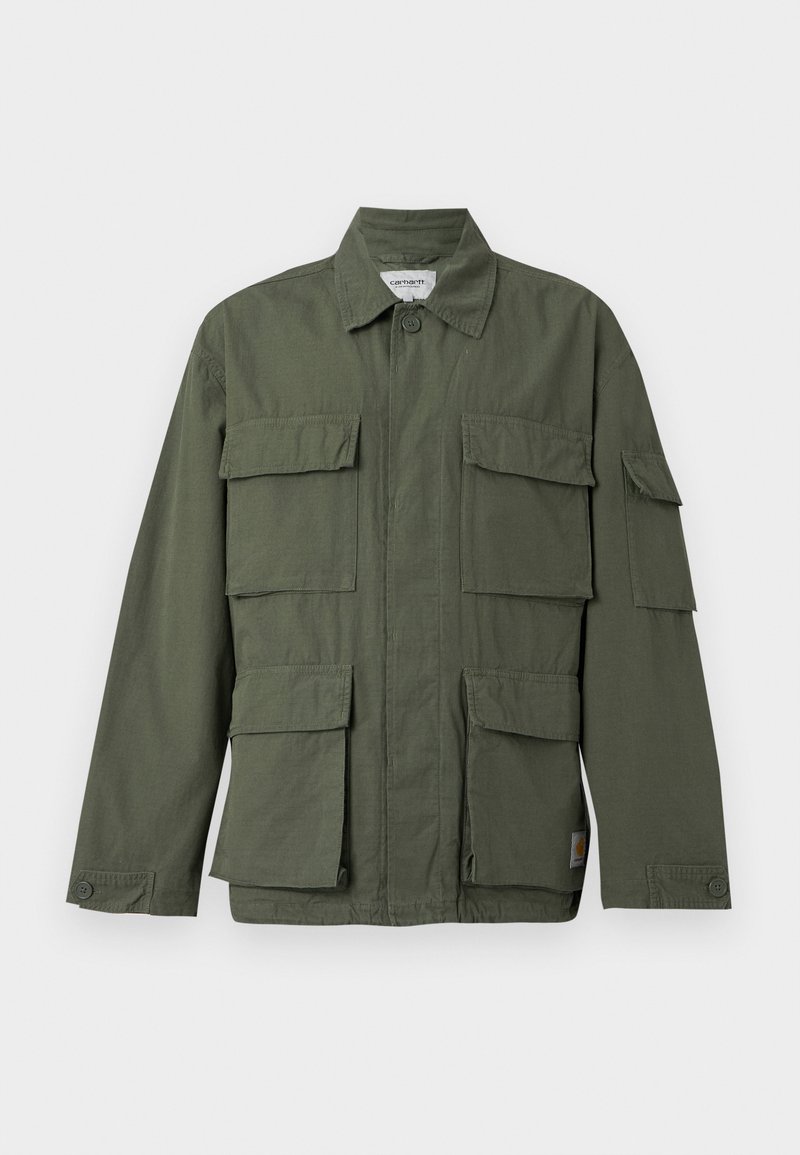 Chaqueta de estilo militar color verde oliva con cuatro bolsillos delanteros con solapa, puños abotonados, cuello y cremallera frontal oculta.