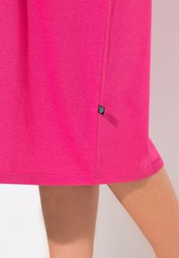 Abito rosa corto realizzato in morbido cotone. Presenta una linea dritta, orlo arrotondato e una piccola etichetta del marchio sulla cucitura laterale.