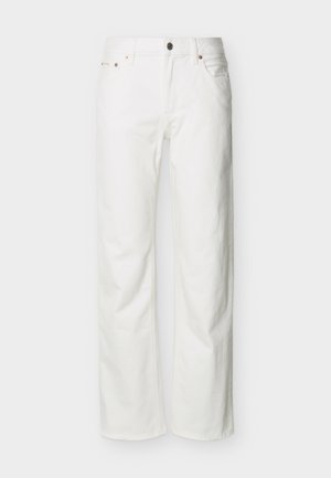 Weiße Jeans mit geradem Bein, vorderen Taschen, Gürtelschlaufen, Knopfverschluss und sichtbaren Nähten vor einfarbigem Hintergrund.