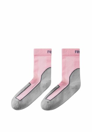 Para skarpetek sięgających do połowy łydki, z różowym wierzchem i szarą częścią na stopie, z ciemniejszym różowym paskiem oraz częściowym ciemnym napisem w pobliżu mankietu.