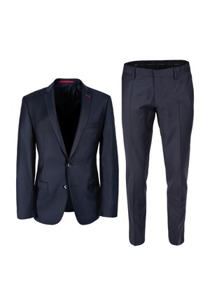 Abito blu navy con giacca a un petto, dotata di due bottoni e due tasche frontali, abbinato a pantaloni slim-fit. Tessuto dalla texture liscia.