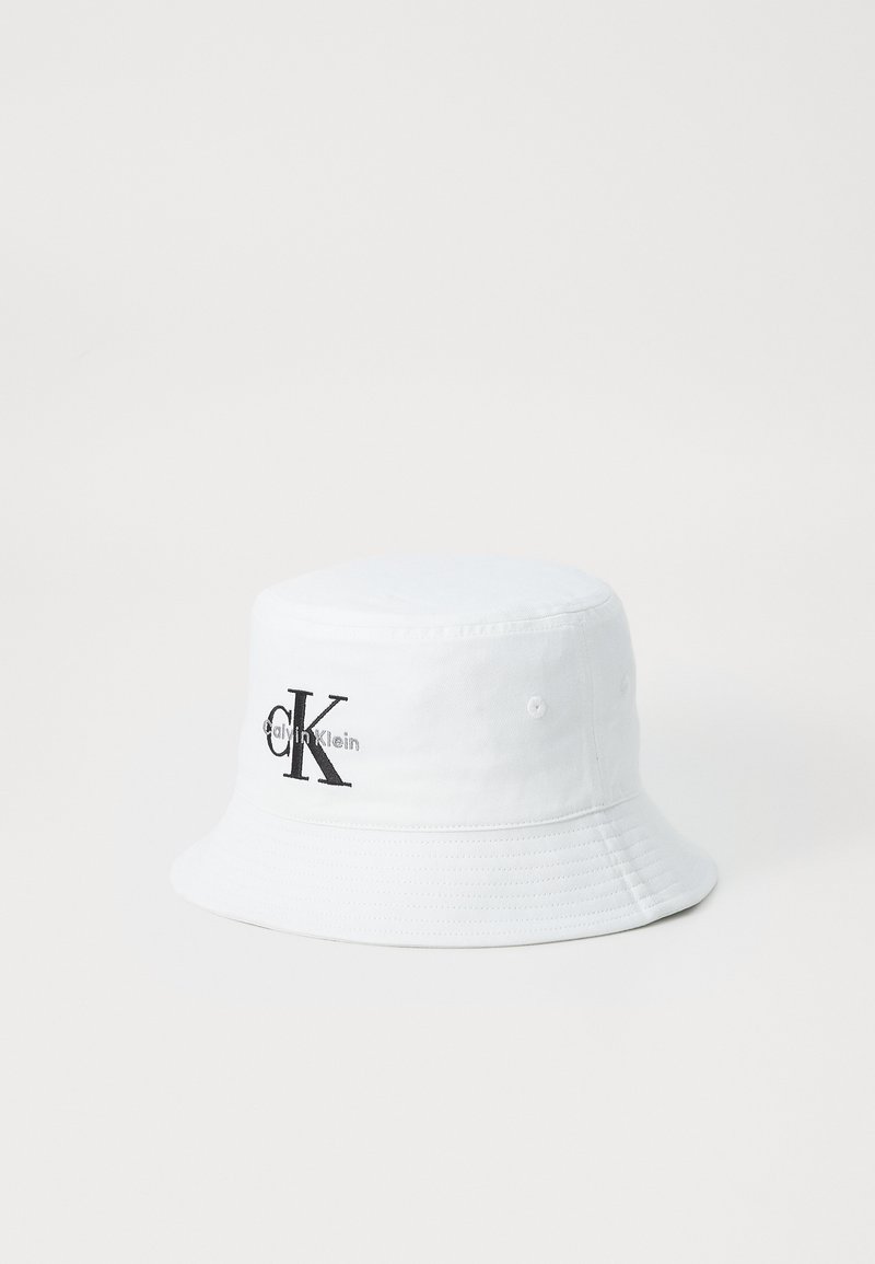 Chapéu branco de algodão, com um logótipo bordado em preto "CK" e o texto "calvin Klein" de lado, com uma aba larga.