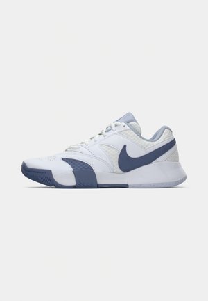 Valge ja hall Nike toss, tumesinise Swoosh'i, paelte ja tallaga aktsentidega, shown profilausul valgel taustal.