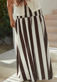 Next REGULAR FIT - DROP WAIST - Velika suknja - brown