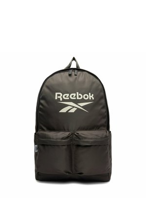 Mochila Reebok negra con dos bolsillos frontales con cremallera y logo blanco de Reebok en el compartimento principal sobre un fondo blanco.