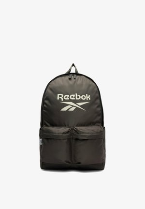 Czarny plecak Reebok z dwoma przednimi kieszeniami na suwak oraz białym logo Reebok na głównym przedziale, na białym tle.