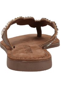 Sandales plates marron avec une semelle en suède texturée, ornées de perles décoratives le long des lanières et au design tongs.