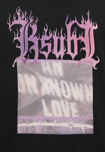 Μαύρο μπλουζάκι με τολμηρό, μοβ κείμενο σε σχήμα φλόγας που γράφει "Hsubel" και ένα γραφικό σχέδιο με τις λέξεις "AN UNKNOWN LOVE" σε ανοιχτό χρώμα.