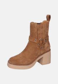 Botín de ante marrón con cremallera lateral, textura ranurada, correa ancha, adorno de hebilla metálica y tacón plataforma grueso beige.