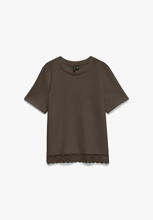 Donkerbruine korte mouwen shirt met ronde hals en kanten rand aan de zoom, weergegeven op een witte achtergrond.