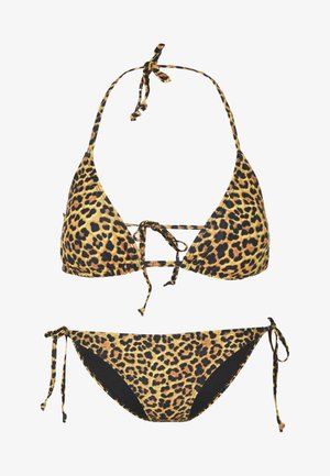 Conjunto de bikini de estampado de leopardo que presenta un top triangular con lazos y una parte inferior de corte bajo con lazos, principalmente en tonos de amarillo, negro y marrón.