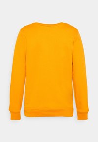 Gul sweatshirt med långa ärmar och rund halsringning. Har ribbade muddar och fåll, tillverkad av mjukt, texturerat tyg. Bakifrån.