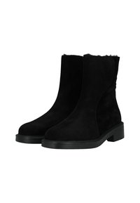 Botas de tobillo de ante negro con una textura suave, punta redondeada y un tacón ancho bajo. Diseño sin costuras y sin herrajes visibles.
