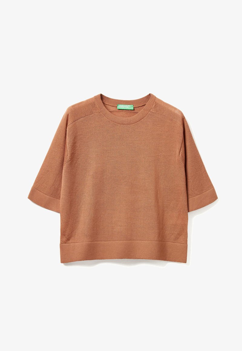 Krótki rękaw, luźna bluzka w kolorze rdzy, wykonana z teksturowanej dzianiny. Posiada prążkowany okrągły dekolt i wykończenie.