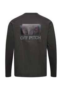 Ciemnoszara koszula z długim rękawem z grafiką na plecach, zawierającą napis "223" oraz "OFF PITCH," a także współrzędnymi geograficznymi.