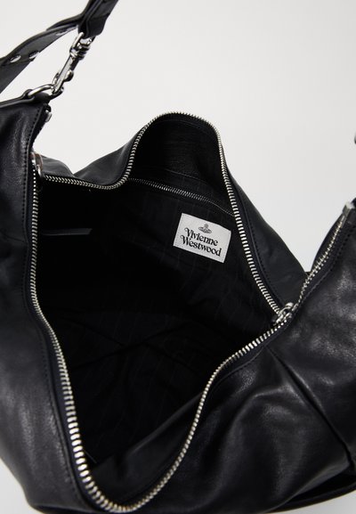 Crna kožna torba preko ramena sa srebrnim patentnim zatvaračem koji je djelomično otvoren, otkrivajući unutarnju oznaku marke Vivienne Westwood na crnoj podlozi.