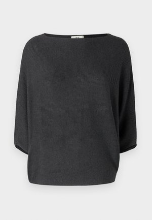 Løst siddende sort pullover med ribbet tekstur, bred halsudskæring og blødt stof, der har korte ærmer og en afslappet silhuet.