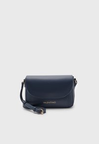 Mörkblå Valentino läder crossbody-väska med klaffstängning, justerbar rem och detaljer i guldton, inklusive spänne och logotyp.