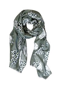 Sciarpa verde a fantasia con stampa leopardata, forme astratte e texture sottili. Tessuto leggero con bordi sfilacciati, drappeggiata a loop.