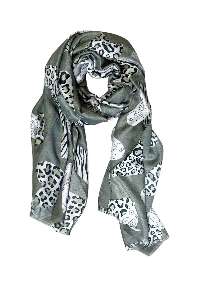 Sciarpa verde a fantasia con stampa leopardata, forme astratte e texture sottili. Tessuto leggero con bordi sfilacciati, drappeggiata a loop.