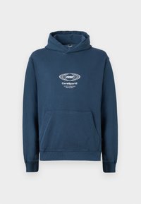 Tamsiai mėlyna džemperis su priekinėmis kišenėmis, baltas "1990 CoreSport Athletic Essentials Creative Dept." logotipas ir žemės rutulio grafika krūtinėje, ilgomis rankovėmis.