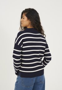 Maglione a righe blu navy e bianche con vestibilità rilassata, colletto a costine e maniche con polsini, realizzato in morbido tessuto a maglia.