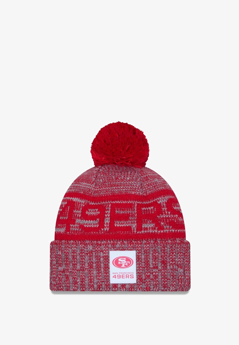 Berretto lavorato a maglia rosso con pompon sopra, caratterizzato da un motivo testurizzato e una toppa con logo che mostra "San Francisco 49ers" sul polsino.