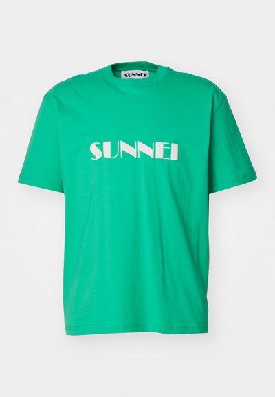 Grønn bomull T-skjorte med korte ermer, med en hvit logo "SUNNEI" som vises fremtredende på forsiden. Enkelt design, rund hals.