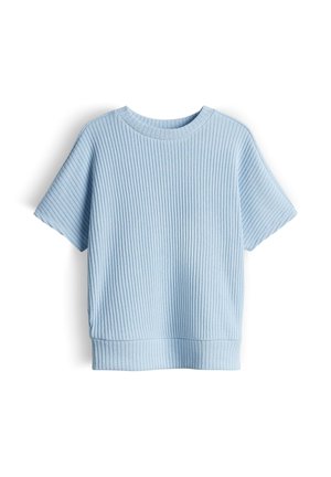 Pull en maille côtelée bleu clair à manches courtes avec un col rond et un ourlet large, présenté sur un fond blanc.