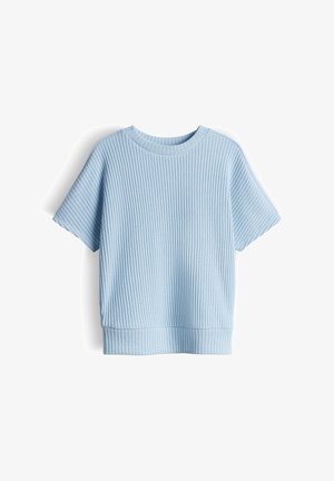 Pull en maille côtelée bleu clair à manches courtes avec un col rond et un ourlet large, présenté sur un fond blanc.