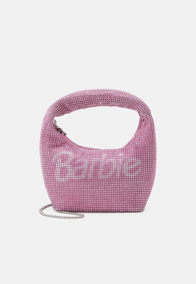 Petit sac à main rose couvert de strass avec « Barbie » écrit en strass blancs et une bandoulière chaîne argentée.