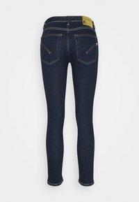 Smal jeans i mörkblå denim, med hög midja, två bakfickor med kontrasterande söm och minimalistisk design.