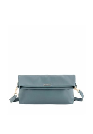 Weiche blaue Clutch mit Umschlag, abnehmbarem Schulterriemen und kleiner goldfarbener Logo-Plakette auf der Vorderseite.