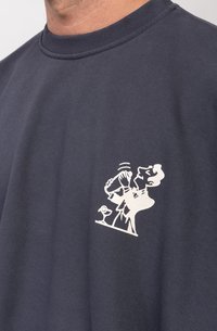 Sudadera de cuello redondo en color navy con un estampado gráfico blanco que muestra a un barman preparando una bebida, con un vaso de cóctel y detalles en línea simple.