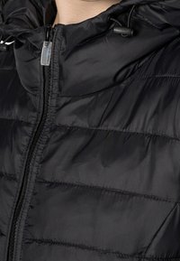 Černá péřová bunda s předním zipem, elastickou kapucí se stahovací šňůrkou a horizontálním prošíváním. Hladký, lesklý textilní povrch.