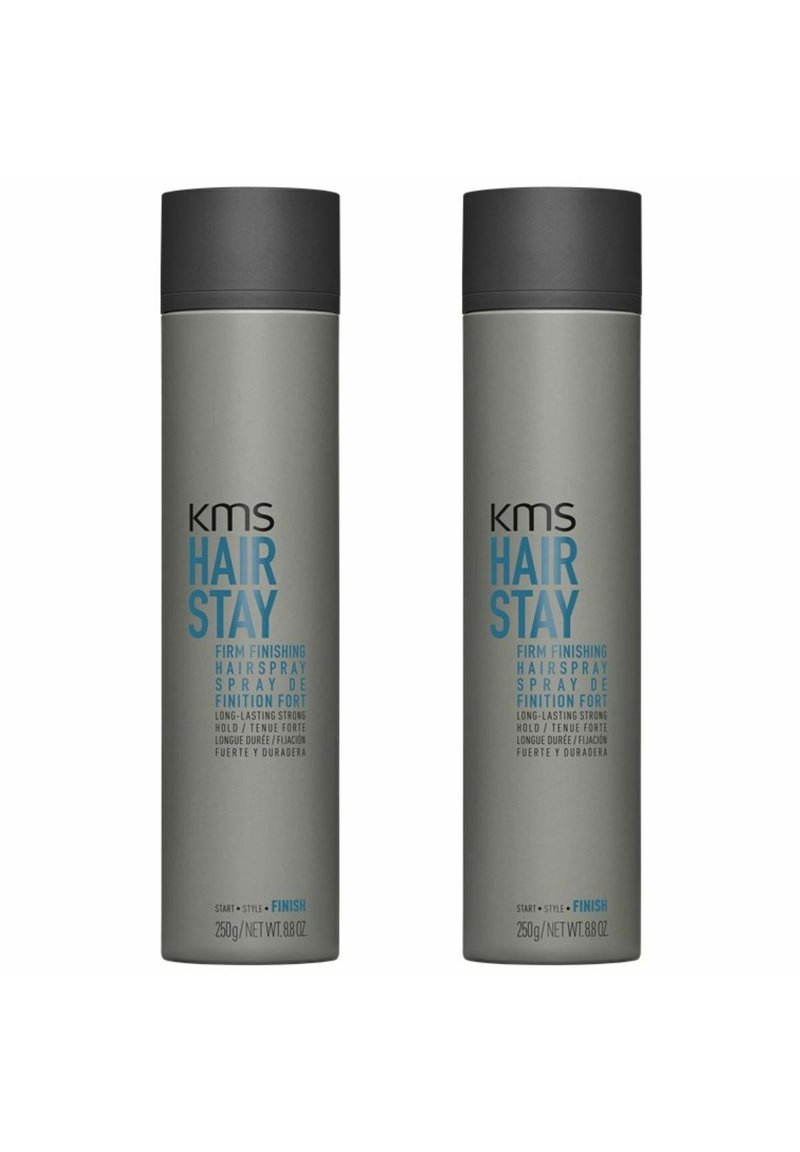 Zwei zylindrische graue Haarsprayflaschen mit schwarzen Kappen. Die Etiketten zeigen blauen Text, der "KMS Hair Stay" hervorhebt, sowie Produktdetails in mehreren Sprachen.
