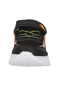 Chaussures de sport noires avec une tige en maille, lacets vert fluo, sangle Velcro et semelle extérieure en caoutchouc blanc. Présente des accents orange sur les côtés.