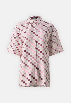Kortermet skjorte med knapper i hvitt stoff med et rødt og rosa geometrisk mønster; avslappet passform med klassisk krage og myk tekstur.