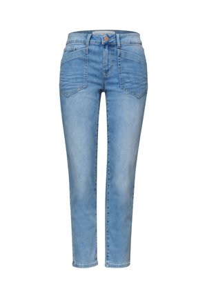 Hellblaue Slim-Fit-Jeans mit hoher Taille, diagonalen Fronttaschen, Gürtelschlaufen und Knopfverschluss, vor weißem Hintergrund dargestellt.