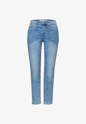 Hellblaue Slim-Fit-Jeans mit hoher Taille, diagonalen Fronttaschen, Gürtelschlaufen und Knopfverschluss, vor weißem Hintergrund dargestellt.