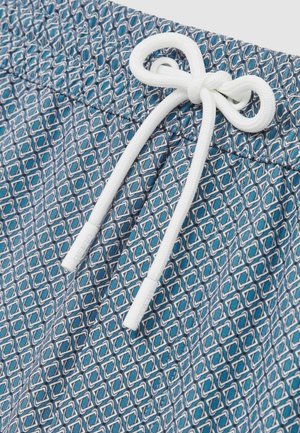Badshorts tillverkade av lättviktsmaterial med ett geometriskt mönster i nyanser av blått, med en vit dragsko och elastisk midja.