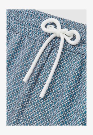 Badshorts tillverkade av lättviktsmaterial med ett geometriskt mönster i nyanser av blått, med en vit dragsko och elastisk midja.