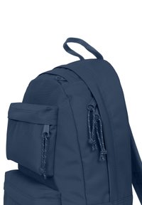 Zaino blu navy con comparto principale, tasca frontale, tessuto testurizzato e chiusura con cordoncino. Inclusa tracolla imbottita.