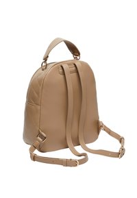 Zaino in ecopelle trapuntata color tan con spallacci regolabili e manico superiore, caratterizzato da hardware dorato e una forma arrotondata.